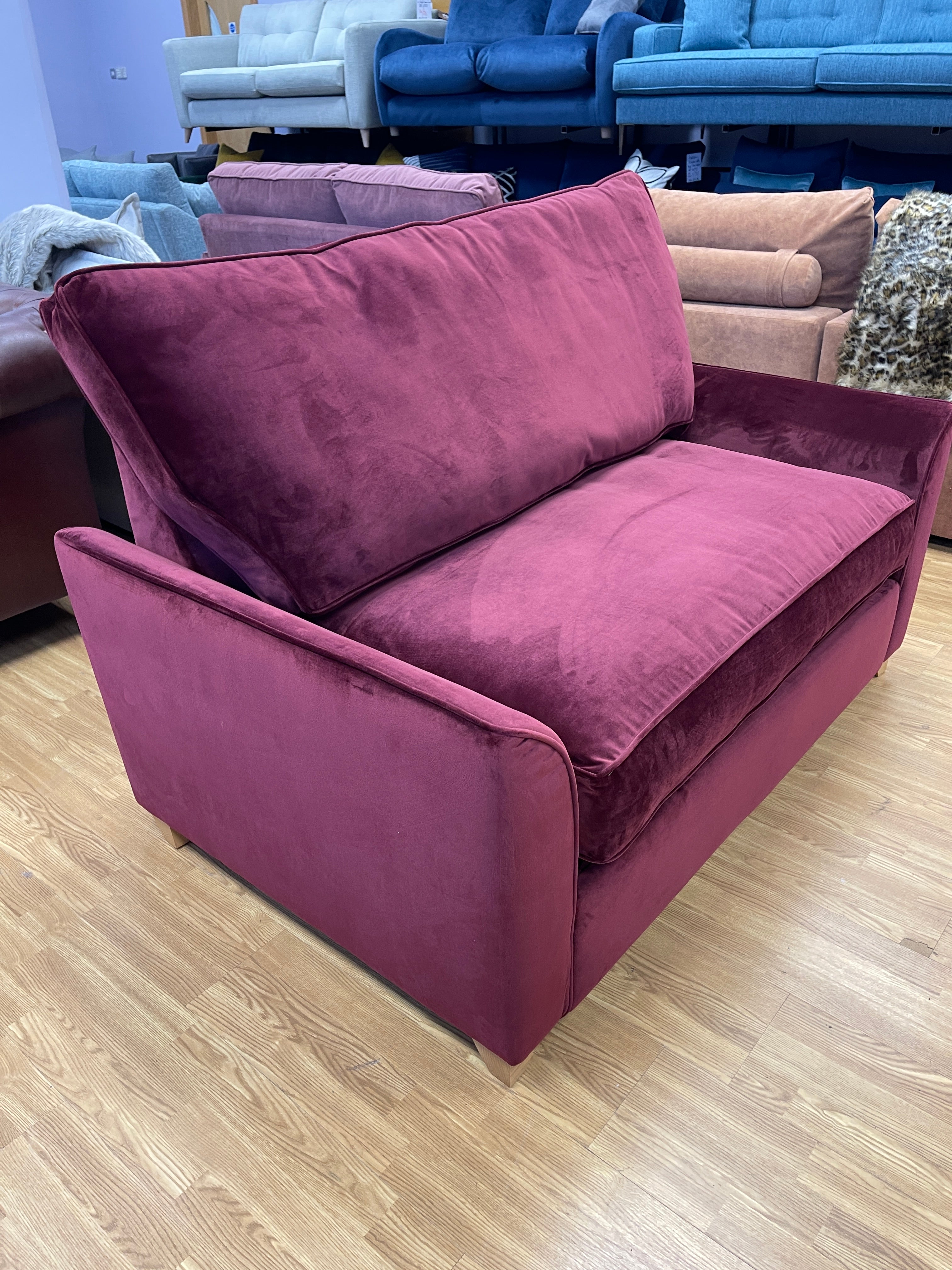 WILLOW & HALL EDINGTON Loveseat with sofa bed with single mattress cranberry / burgundy velvet